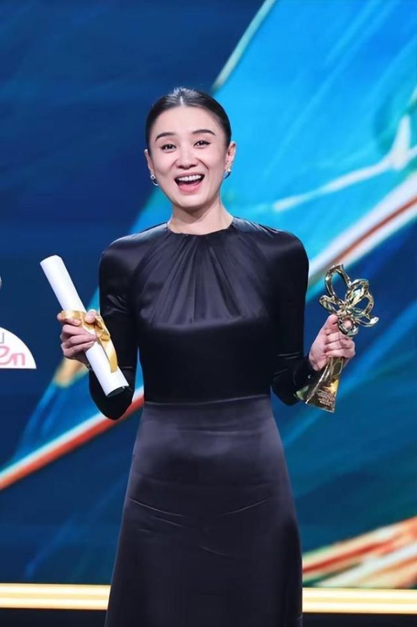 免息配资公司 宋佳再夺白玉兰，台下小7岁老公搂腰，幸福笑容藏不住
